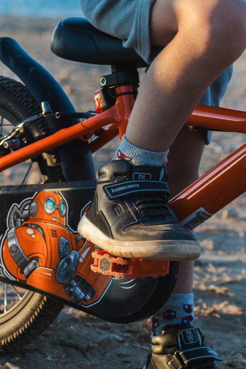 Παιδί με ποδήλατο σε παραλία, λεπτομέρεια από GAS Rider Stories #3 με την Καλλι